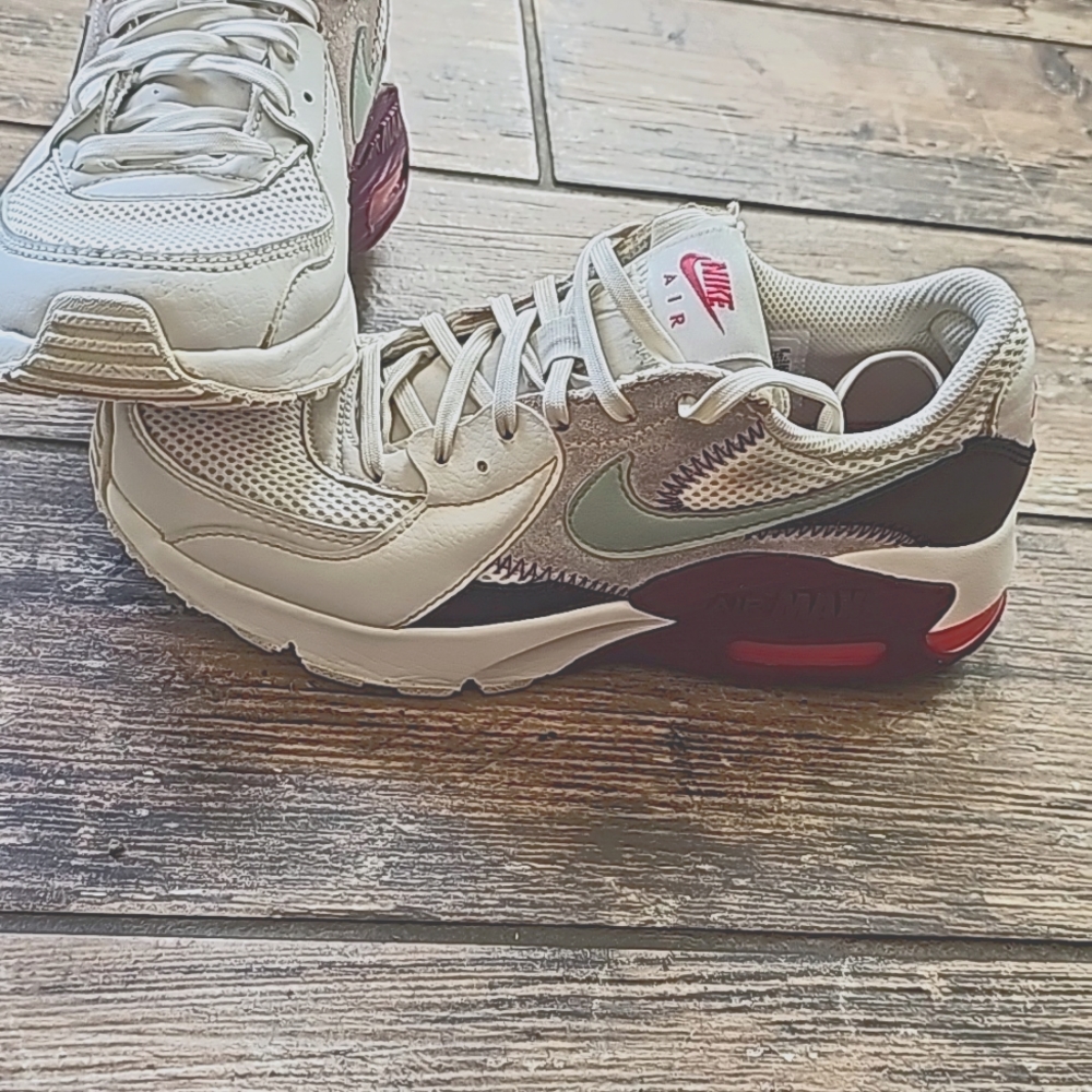 Womens Nike Air MAX size 6 worn once!